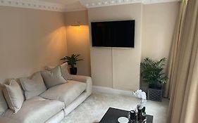 Plush Apartment, Near Station & River